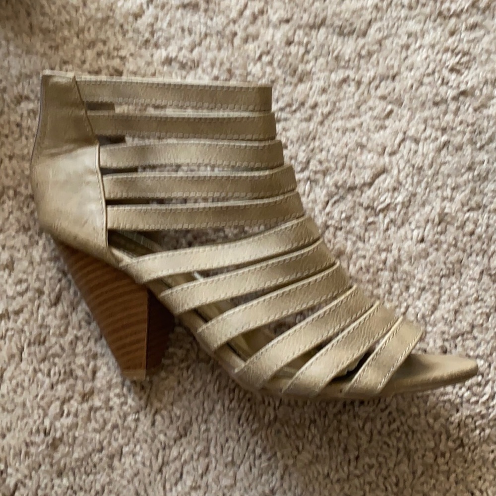Like New, adorable dimmer heeled sandals